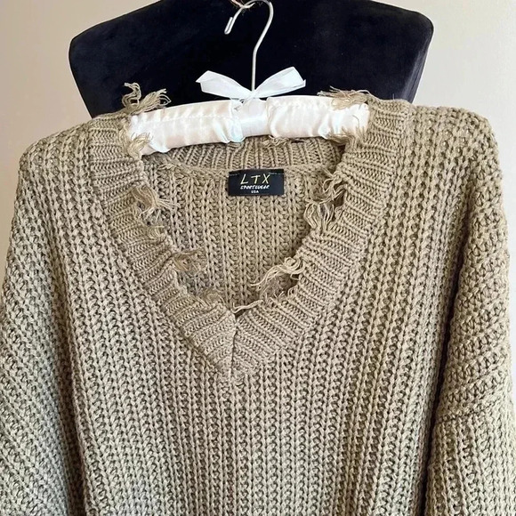 LTX SPORTSWEAR DISTRESSED SWEATER EUC SIZE LARGE - Picture 2 of 7